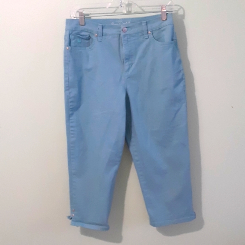 Gloria Vanderbilt capris, size 8, light blue, slimming effect. Cotton